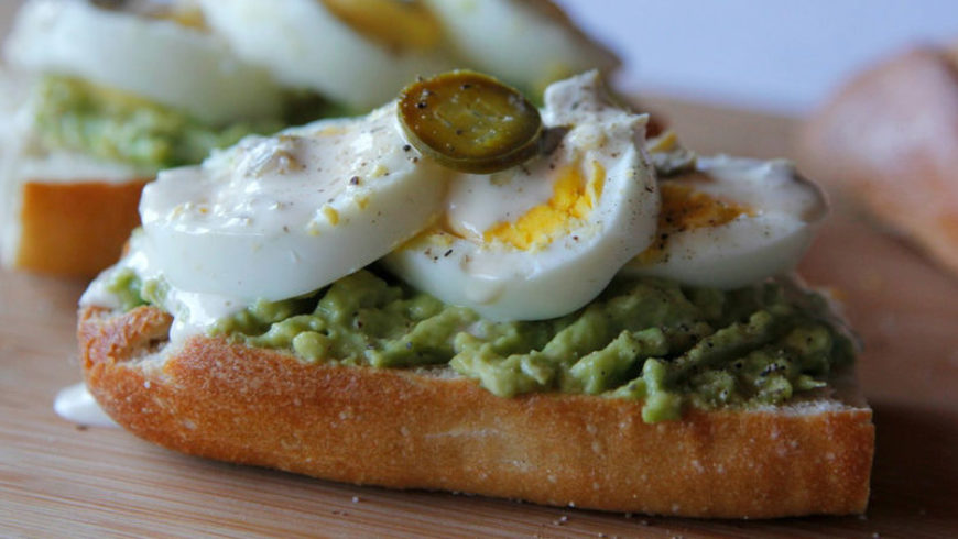 Pan Tostado con Huevo, Aguacate y Jalapeño